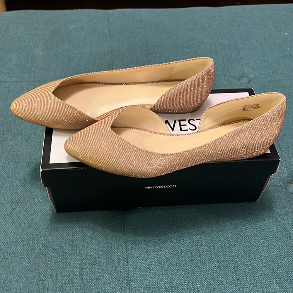 Like new shimmery gold Nine West flats!